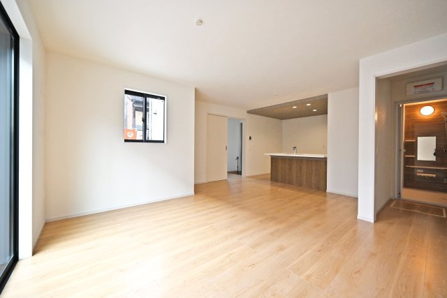 テラシエ大庄中通１丁目新築一戸建て│4LDK+駐車駐輪の居間・リビング|LDKは16.7帖でダイニングテーブルやソファーを設置しても十分な広さとなっております！ 折り下げ天井が採用されたLDKがとても華やかな空間となっております。