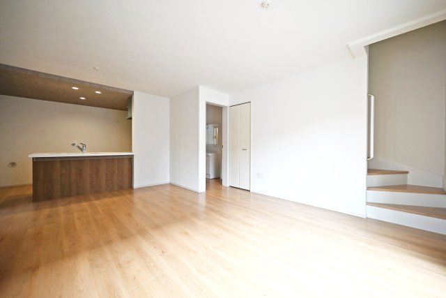 テラシエ大庄中通１丁目新築一戸建て│4LDK+駐車駐輪の居間・リビング|対面式キッチンやリビング階段で家族同士のつながりを感じやすい設計を基調としています。キッチンに折下天井を設けるなどデザイン性を向上させた内観に仕上がりました。