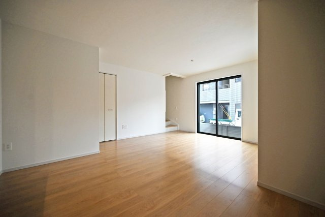 テラシエ大庄中通１丁目新築一戸建て│4LDK+駐車駐輪の居間・リビング|1階LDKの内観写真です。 LDKは約16.7帖でゆとりある広さです。 インテリア配置に困らない間取り設計に加え、お子様のいる世帯に必要な部屋数を備えた物件です。