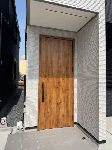 弥富市佐古木３丁目戸建の玄関