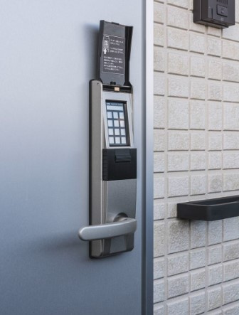 YK-flat(ワイケイフラット)の玄関