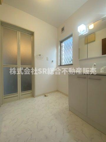 新庄1丁目中古戸建の脱衣所|室内洗濯機置場もあり、明るくて広めの脱衣場です！