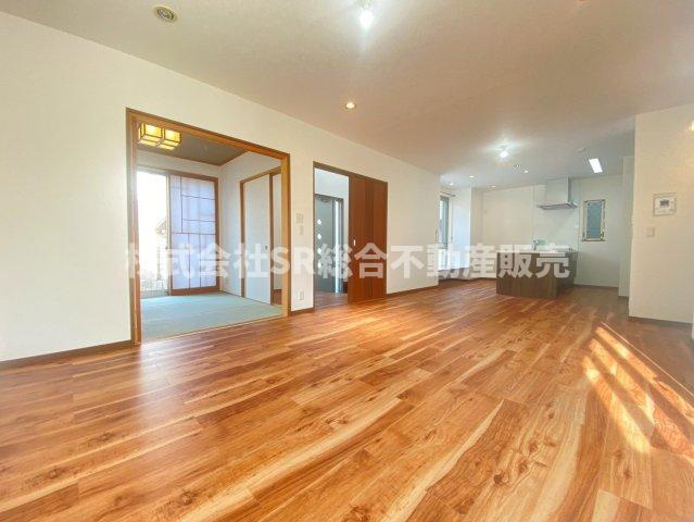 新庄1丁目中古戸建の居間・リビング|ゆったり過ごせるリビングです