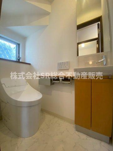 新庄1丁目中古戸建のトイレ|温水洗浄便座付きのタンクレストイレ♪手洗い場も付いてます！