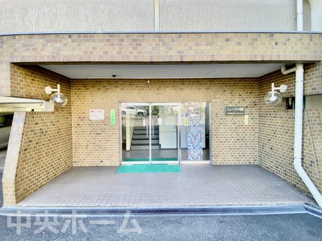 ニューハイツ中川のエントランス|【エントランス】マンションのエントランスは、その物件の印象を決める、顔とも言える場所です。毎日通る場所ですからきれいなのが一番です。エントランス内はオートロックですので暮らしの安全も確保されています。