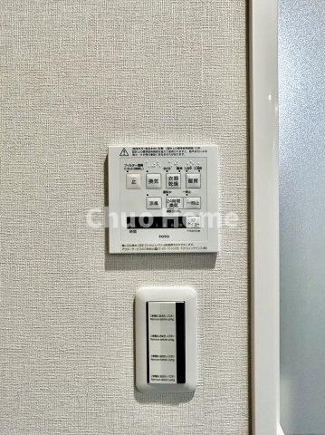 ニューハイツ中川の内装|【浴室乾燥機】暖房・冷風・換気・乾燥が可能です。毎日を快適に過ごせるうれしい機能が揃っています。雨の日の洗濯物も安心です。
