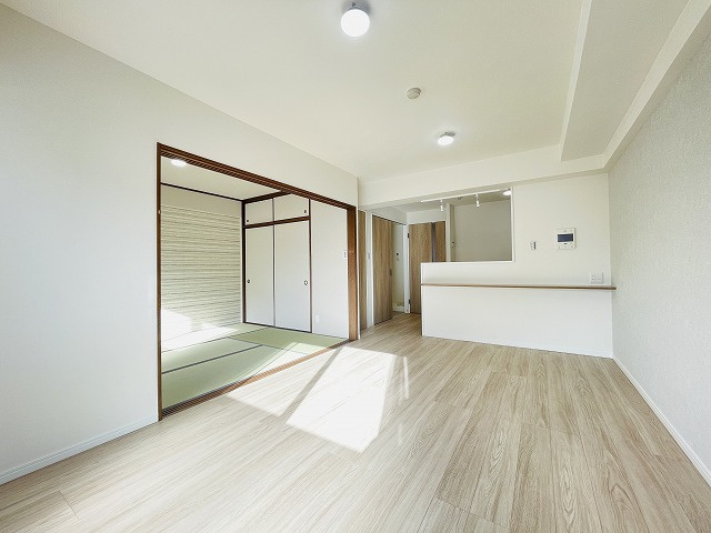 【居間・リビング】 | コアマンション博多南 | 陽当たりが良いリビングは木目と白を基調とした落ち着きのある空間になってます！