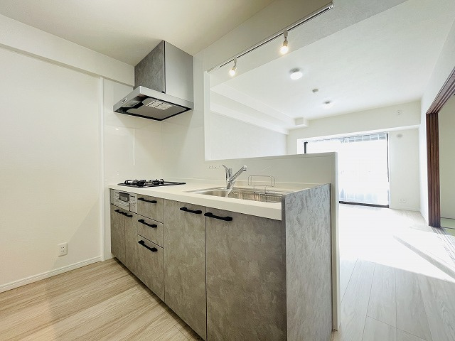 【キッチン】 | コアマンション博多南 | 対面式のオープンキッチンで解放感あります！グレーのおしゃれなシステムキッチンです１