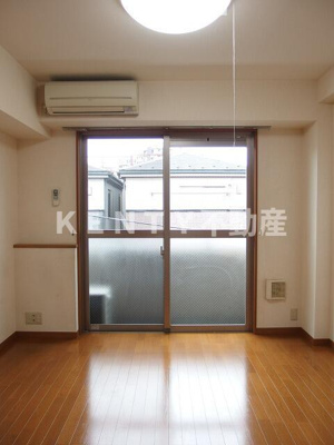 【寝室】 | ウエストコート西山 | 広くて明るい寝室