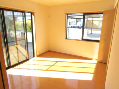 【洋室】 | 【再生住宅】南アルプス市鏡中條 | 落ち着いた色調の洋室です