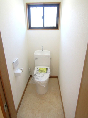 【トイレ】 | 【再生住宅】南アルプス市鏡中條 | 清潔感のあるトイレです