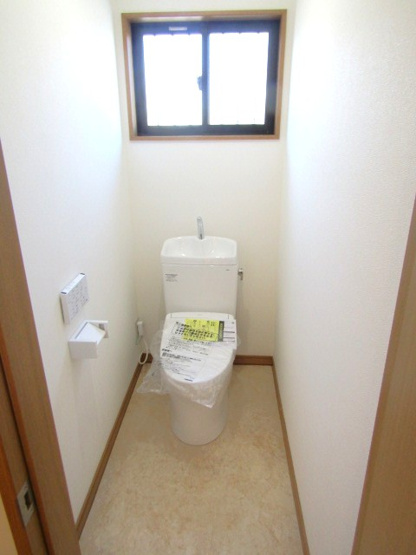 【トイレ】 | 【再生住宅】南アルプス市鏡中條 | 清潔感のあるトイレです
