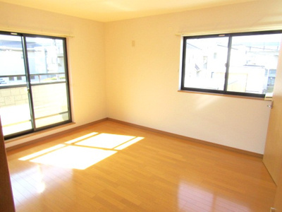 【洋室】 | 【再生住宅】南アルプス市鏡中條 | 明るい洋室です