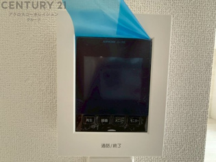 訪問者が来たときにテレビ画面で確認できるため、安心してドアを開けられます。録画機能があるものもあり、留守中に来訪者を記録しておくことができます。利便性が高く、セキュリティ面でも安心です。