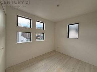 子供部屋…創造性や成長を促す遊びの空間を提供。学習や趣味に集中できる環境を整えます。個別のプライベートスペースは自己表現と自立心を育み、心地よい睡眠環境を整えリラックスできる場所を提供。