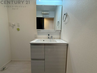 化粧品や洗顔料、歯ブラシなどの必需品をまとめて置ける収納スペースがあり、使用するたびに取り出す手間が省けます。また、水回りのため、濡れても大丈夫な素材が使用されており、お手入れが簡単です。