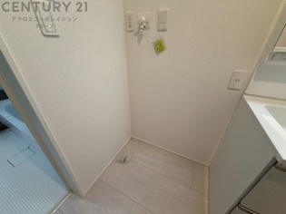 洗濯物の仕分け作業がしやすく、整理整頓が容易になります。洗濯音や湿気を他の部屋に持ち込まず、生活環境を快適に保ちます。上部を活用すれば収納スペースを確保でき洗剤や洗濯用品の整理もしやすくなります。