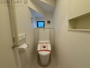 温水洗浄便座付トイレは温水洗浄機能により、暖かい水でおしりを洗浄することができ、冷たい水を使う従来の便座に比べ、温水洗浄機能で暖かいトイレを提供し、快適な使用を可能にします。