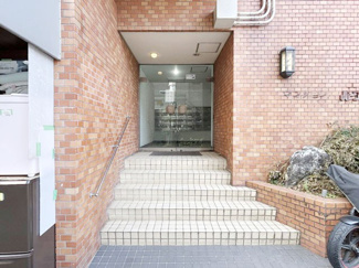 【エントランス】 | お客様を、そして住人を出迎えてくれるマンションのエントランス。ゴミが落ちていないことからも、管理状態の良さや住民の節度の高さが見て取れます。～即日のご見学可能～　お問合せはお気軽にどうぞ。
