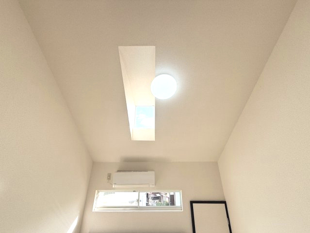 グリーンコーポの収納|天窓より日差しが入ります