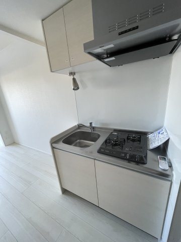 SAKURA AXIS NAKAITABASHIのキッチン|502号室参考写真です（PURE WHITE)