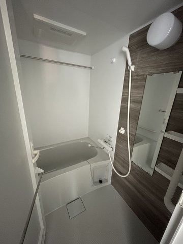 SAKURA AXIS NAKAITABASHIの浴室|502号室参考写真です（PURE WHITE)