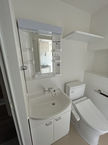 SAKURA AXIS NAKAITABASHIの洗面所|502号室参考写真です（PURE WHITE)