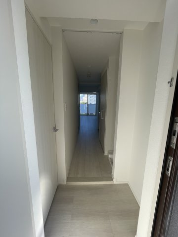 SAKURA AXIS NAKAITABASHIの玄関|502号室参考写真です（PURE WHITE)