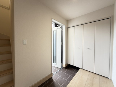 【玄関】 | うるま市田場（全4棟） | 4号棟　十分な収納付き玄関♪