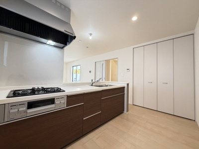 【キッチン】 | うるま市田場（全4棟） | 4号棟　使いやすいシステムキッチン♪大容量パントリー付き♪