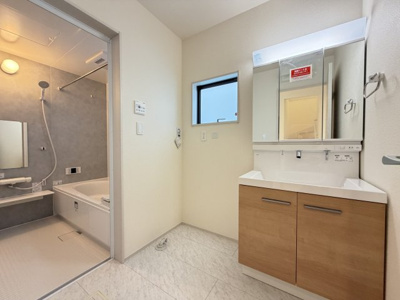【独立洗面台】 | うるま市田場（全4棟） | 4号棟　三面鏡付き洗髪洗面化粧台♪