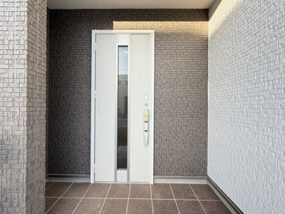 【玄関】 | うるま市田場（全4棟） | 4号棟　スマートキー付き♪