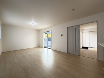 【居間・リビング】 | うるま市田場（全4棟） | 4号棟　LDK18帖♪