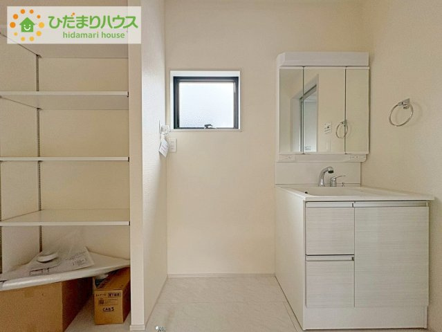 ひたちなか田彦10期　新築戸建　1号棟の独立洗面台|三面鏡の大きな鏡は憧れます(^^♪ 鏡の後ろは収納となっていて、細かいものでも収納できるのでスッキリと整理できます！