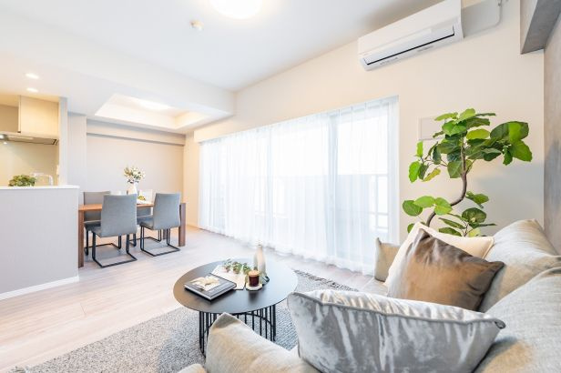 シスナブ池袋本町の居間・リビング|南西向きで暖かい日差しが降りそそぎ明るいリビングダイニングキッチン