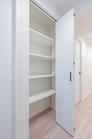 シスナブ池袋本町の収納|廊下収納は細かいものやストック商品の収納にも便利です