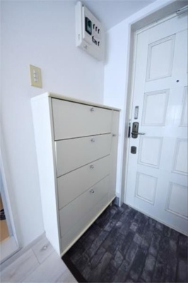 【玄関】 | アーバンひばりが丘 | 収納もある玄関です