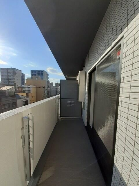 アン　ハヤシ　インクのバルコニー