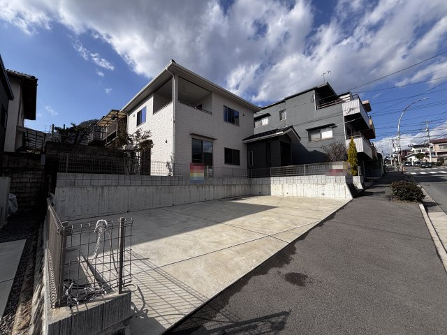 中古戸建　亀山南4丁目の駐車場|広々駐車場に4台分確保。車以外に自転車やバイクもゆったり置けます
