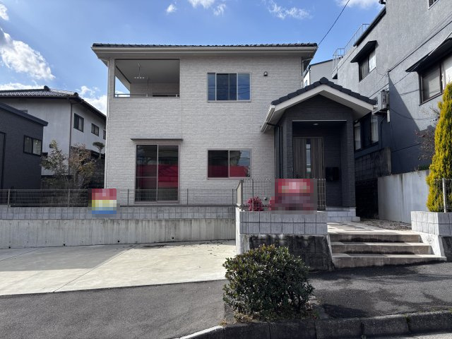 中古戸建　亀山南4丁目の外観|24帖の開放感あふれるLDKが魅力の邸宅