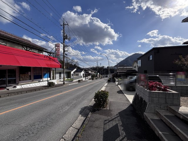 中古戸建　亀山南4丁目の前面道路含む現地写真|前面は約12ｍのゆとりある道路に面しており、車ので出し入れがしやすい立地です。