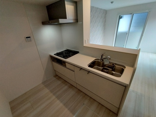 神戸市須磨区高倉町１丁目のアパートのキッチン|システムキッチン（ガス3口）