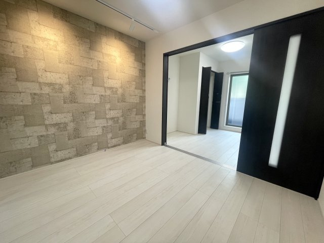 洋室にエアコン１台設置済みです☆照明器具はLDKと洋室に有！