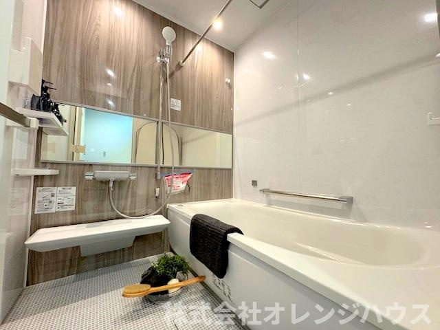 【浴室】 | 座間市南栗原三丁目　新築分譲住宅　全1棟 | 落ち着いた色調で統一された、清潔感ただよう浴室は、寛ぎの時間をさらに心地良いものに演出してくれます。