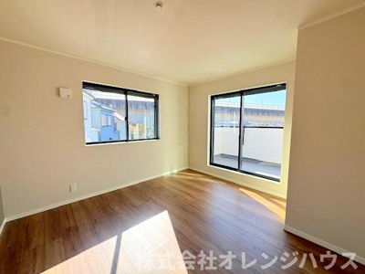 【寝室】 | 座間市南栗原三丁目　新築分譲住宅　全1棟 | 完成済の為ゆっくり契約前に室内の見学ができ、部屋の雰囲気や広さ、眺望、住宅設備の使い勝手など住み心地をしっかり確認できます。