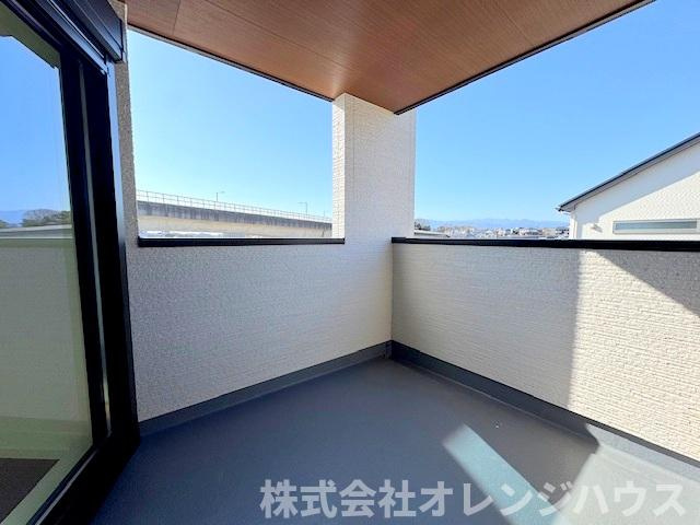 【バルコニー】 | 座間市南栗原三丁目　新築分譲住宅　全1棟 | 日中は光と風、豊かな眺望を満喫。夜はきらめく月や星空を、街の明かりと共に堪能。