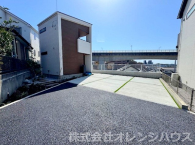 【駐車場】 | 座間市南栗原三丁目　新築分譲住宅　全1棟 | アスファルト部分も有効な敷地内です！ゆとりある駐車スペースにはお車4台以上駐車可能です
