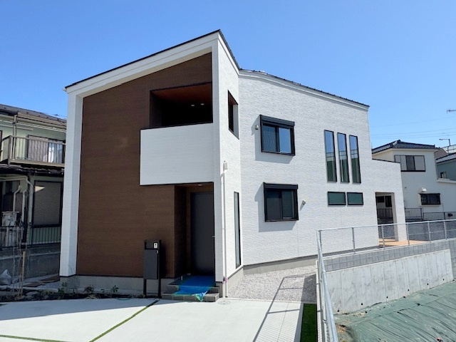 【外観】 | 座間市南栗原三丁目　新築分譲住宅　全1棟 | 気持ちの良い陽だまりを生み出す陽光が、穏やかなひと時を一層充実した時間へ変えてくれます。開発現場だからこその安心と解放感を兼ね備えております。