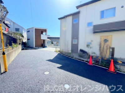 【前面道路含む現地写真】 | 座間市南栗原三丁目　新築分譲住宅　全1棟 |  前面道路は交通量が少なく、穏やかな街並みです。