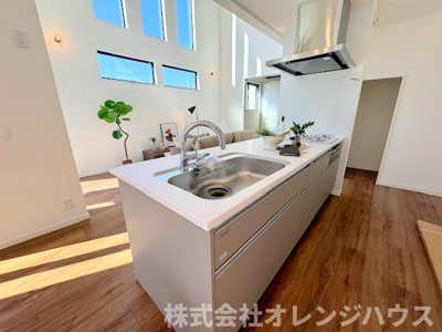 【キッチン】 | 座間市南栗原三丁目　新築分譲住宅　全1棟 | 高級感ある人造大理石天板のペニンシュラキッチンを採用しました。